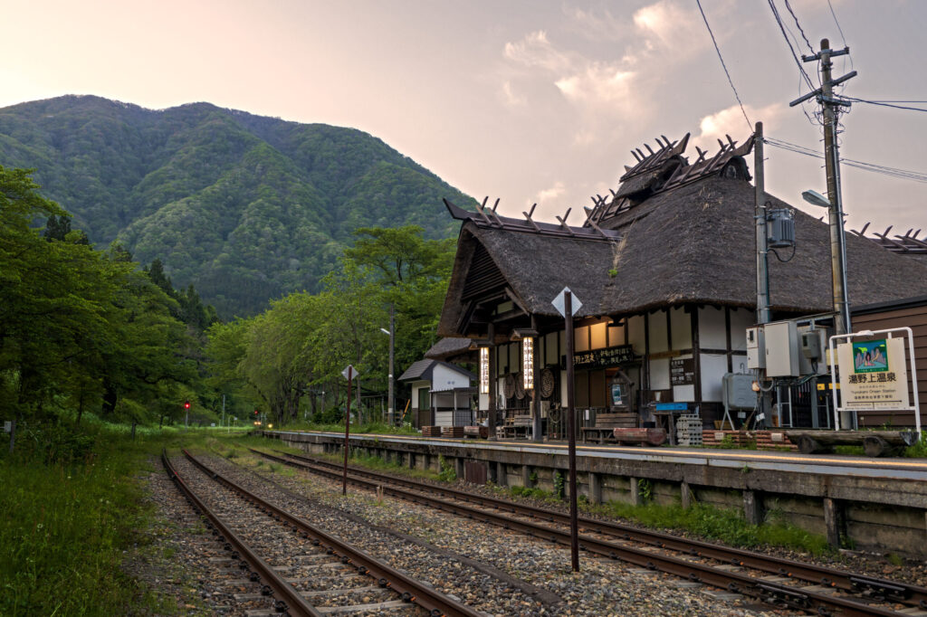 夕暮れの湯野上温泉駅