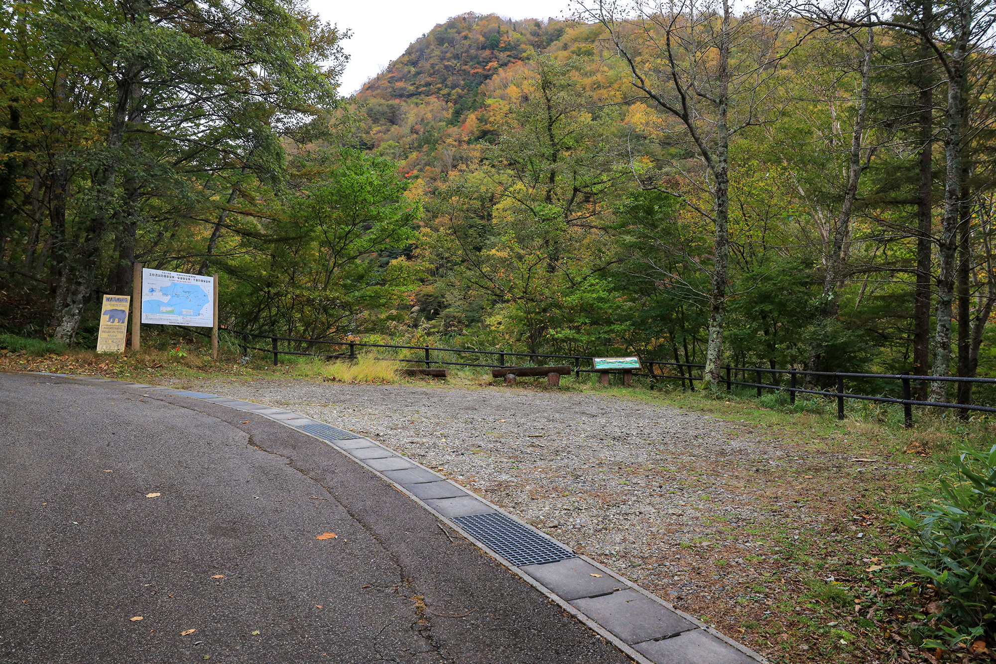 日暮の滝 入口付近の開けたスペース