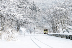 雪の中を走る、会津鉄道のある風景