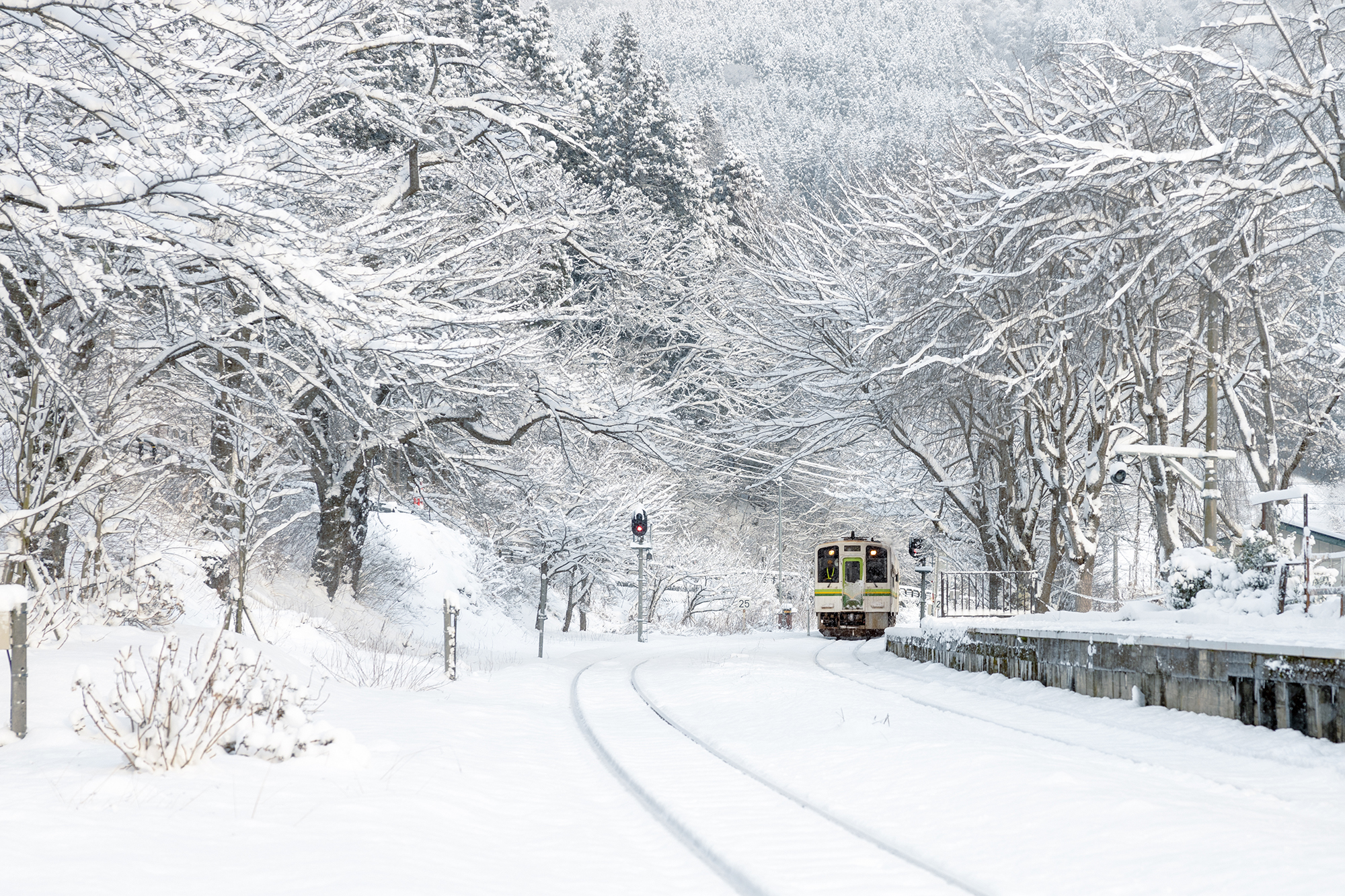 雪の中を走る、会津鉄道のある風景