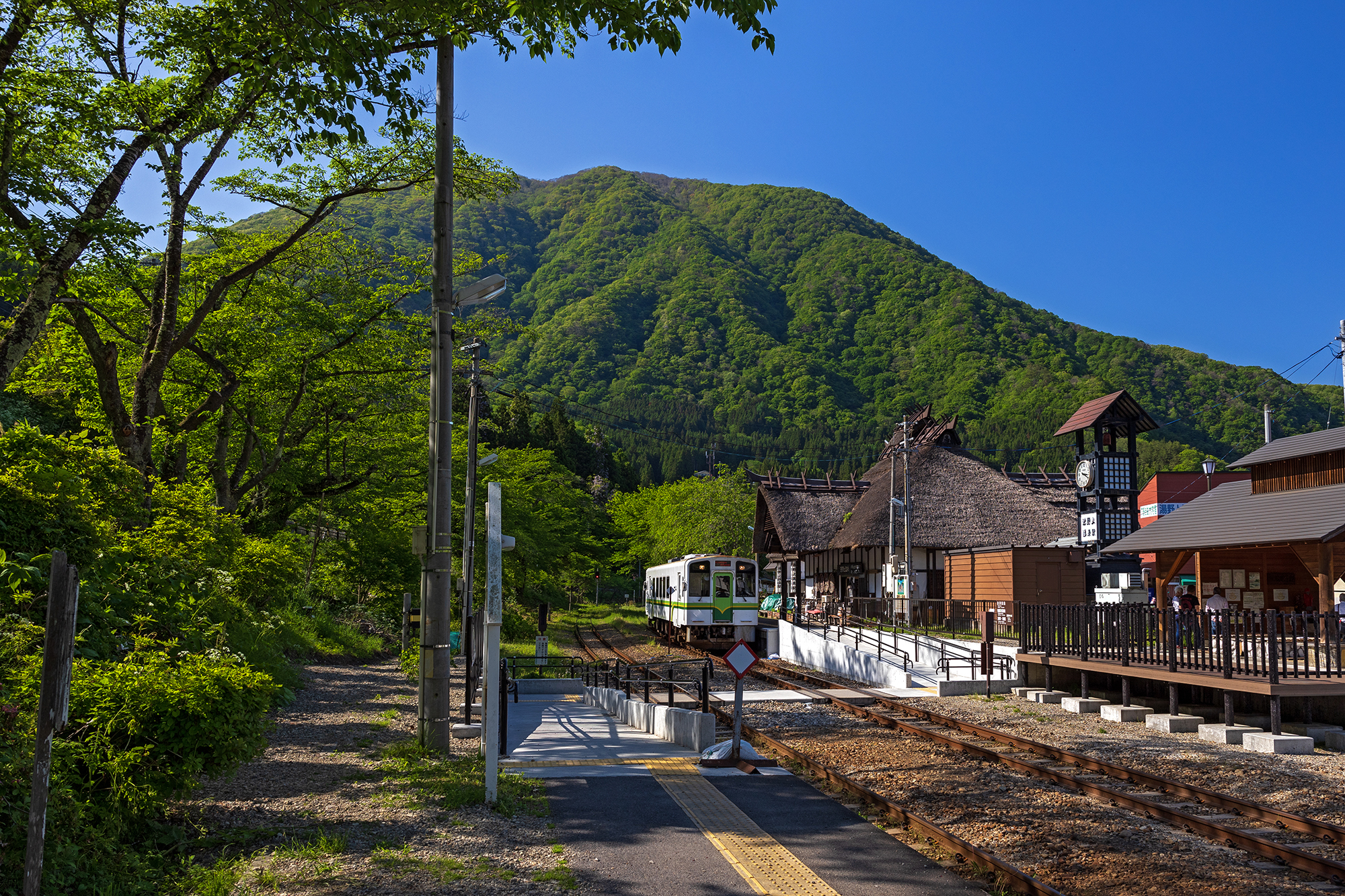 新緑の湯野上温泉駅　会津鉄道