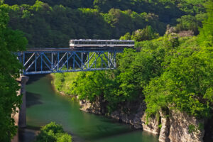 新緑に包まれる下郷町。会津鉄道と初夏の風景を撮る